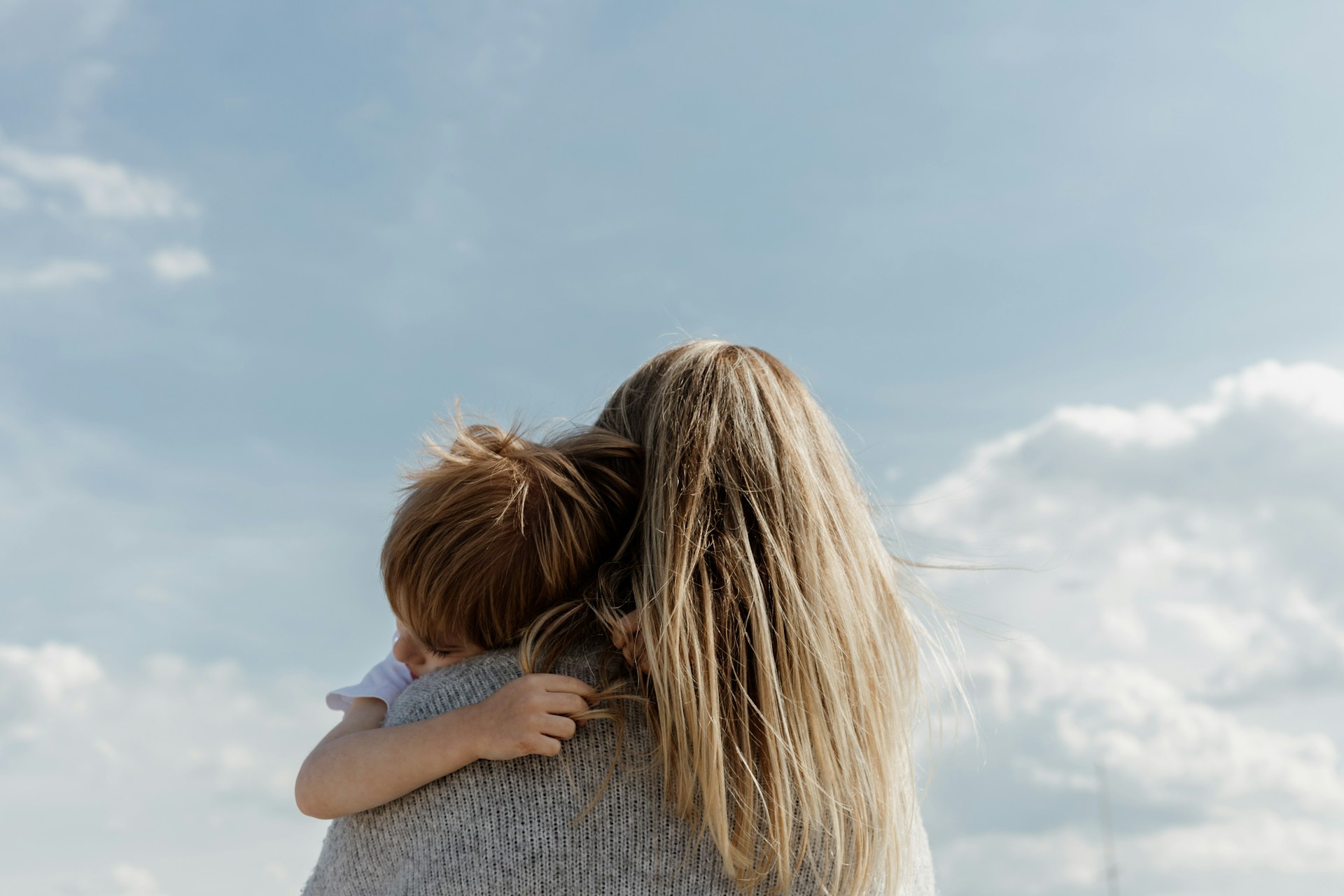 Une mère et son enfant face au lac Léman
